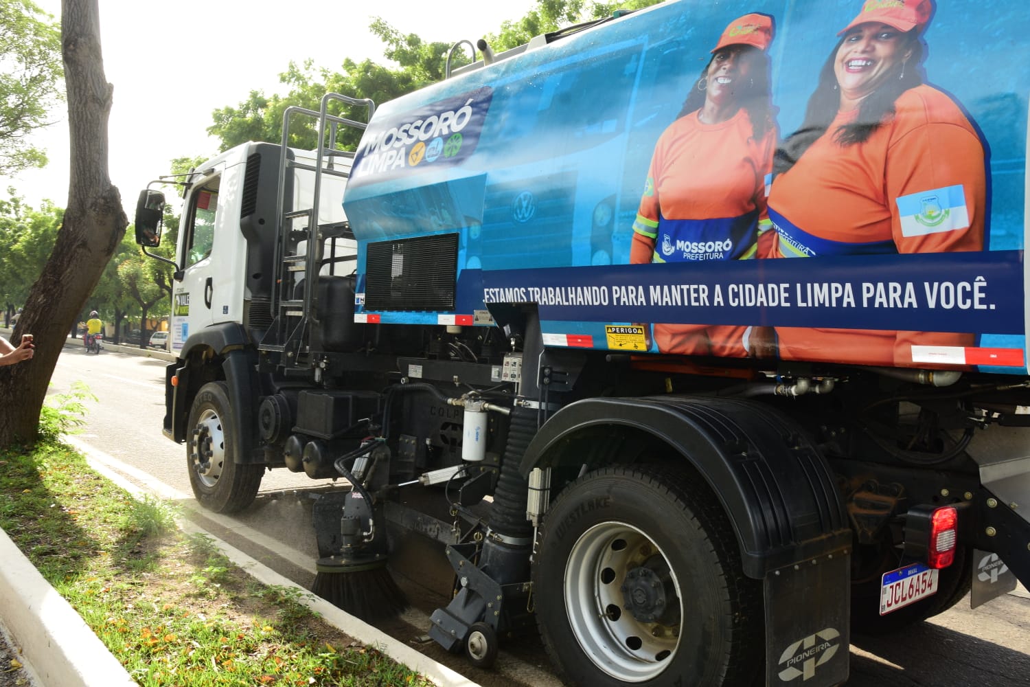 Prefeitura Passa A Contar Com Caminh O Equipado Com Varredeira Mec Nica Para Aprimorar A Limpeza